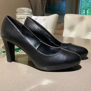 Chaps — Women's Black Heels, size 8 1/2
Perfect, Classic shoe for daily wear !